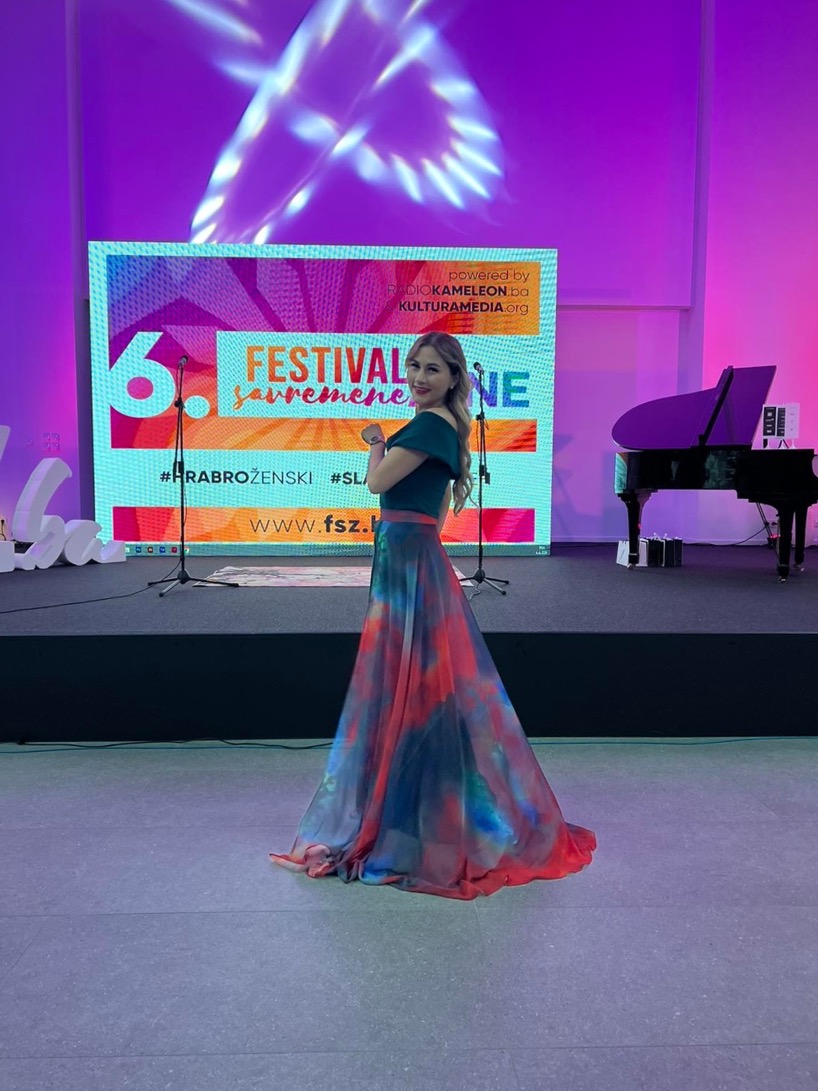 amra avdic nosi kreaciju danel fashion studio, na festivalu savremene zene u tuzli